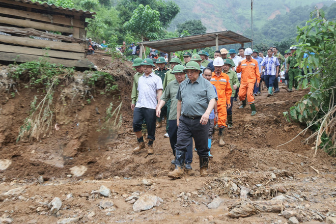 La tarde del 3 de agosto, el primer ministro Pham Minh Chinh y su equipo visitaron las zonas afectadas para expresar su apoyo y aliento a los habitantes que sufrieron graves daños por las lluvias intensas, inundaciones y deslizamientos de tierra en las comunas de Na Son, Tia Dinh y Xa Dung, en la provincia de Dien Bien. (Foto: VNA) img8504-1754220167153752006039-17544171292131516420541-1754432282219-1754432283264259039253.jpg