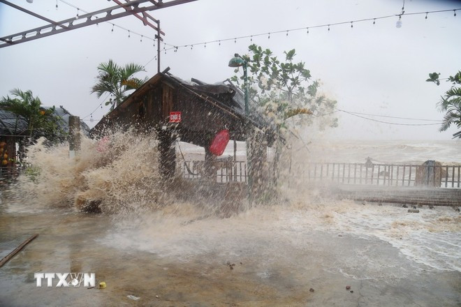 Numerosas cabañas en la zona turística de la playa de Cua Hien (comuna de An Chau, provincia de Nghe An) resultaron gravemente dañadas por las olas. (Foto: VNA) bao-so-5-nghe-an-1.jpg