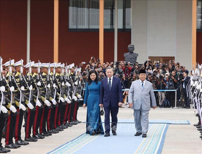 El presidente indonesio y presidente del Partido Movimiento Gran Indonesia (Gerindra), Prabowo Subianto, despide al secretario general del Partido Comunista de Vietnam, To Lam, y a su esposa en el aeropuerto militar Halim Perdanakusuma, en Yakarta. (Foto: VNA) vna-potal-tong-bi-thu-to-lam-ket-thuc-tot-dep-chuyen-tham-cap-nha-nuoc-indonesia-stand-1-1.jpg