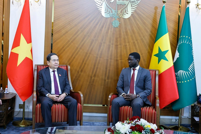 El titular de la Asamblea Nacional de Vietnam, Tran Thanh Man, se reúne con el presidente senegalés, Bassirou Diomaye Faye. (Foto: VNA) vna-potal-chu-tich-quoc-hoi-tran-thanh-man-hoi-kien-tong-thong-senegal-8167799.jpg