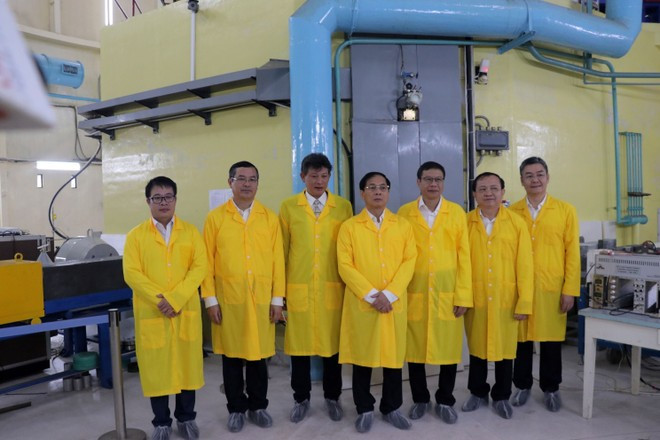 El viceprimer ministro y canciller Bui Thanh Son (centro) visita el reactor nuclear de Da Lat el 25 de julio de 2025. (Foto: VNA) vna-potal-pho-thu-tuong-chinh-phu-bui-thanh-son-lam-viec-voi-vien-nghien-cuu-hat-nhan-tai-da-lat-8171096.jpg