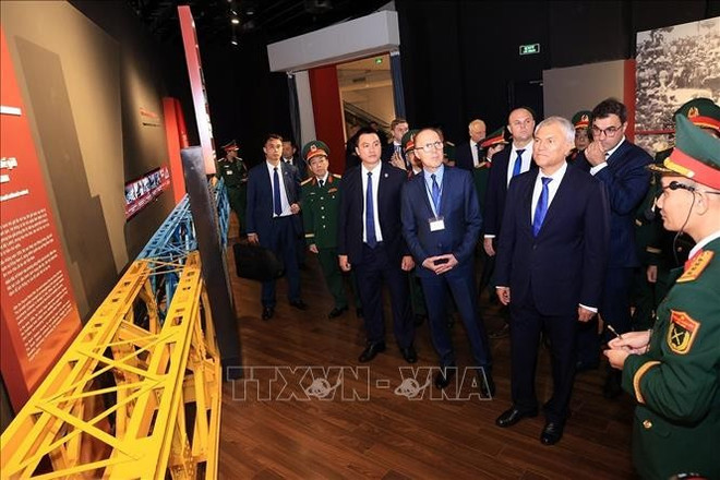 Funcionarios del Museo de Historia Militar de Vietnam presentan artefactos al presidente de la Duma Estatal de Rusia, Vyacheslav Volodin, y a los delegados. (Foto: VNA) uuid2f575e75-b6f6-46e7-8f6a-1bb73b50add4code001library1type1mode1loctruecaptrue.jpg