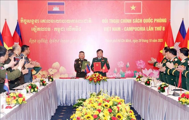 El coronel general Hoang Xuan Chien (derecha) y el general Chay Saingyun (izquierda) firmaron un Memorando de Entendimiento entre los Ministerios de Defensa de ambos países sobre cooperación en materia de derecho militar y de defensa, así como el acta del octavo Diálogo. (Foto: VNA) vna-potal-doi-thoai-chinh-sach-quoc-phong-viet-nam-campuchia-lan-thu-8-stand-1.jpg