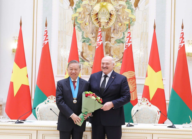 El presidente bielorruso, Aleksandr Lukashenko, entregó la Orden de la Amistad de los Pueblos al secretario general To Lam en Minsk el 12 de mayo de 2025. (Foto: VNA) vietnam-belarus-sign-joint-statement-on-strategic-partnership-2.jpg