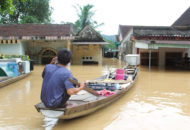Grandes inundaciones elevan el nivel del agua, cientos de hogares resultan anegados y numerosas aldeas quedan aisladas en Nghe An (Foto: VNA) vna-potal-nghe-an-lu-lon-dang-cao-hang-tram-ho-dan-bi-ngap-lut-nhieu-ban-lang-bi-chia-cat-co-lap-8166325.jpg