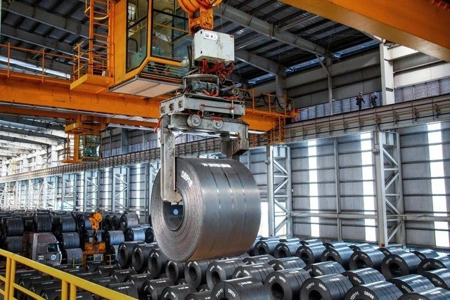 De ser un país puramente agrícola, Vietnam ha tenido empresas industriales líderes en la región. (Foto: thanhnien.vn) thep-cuon-can-nong-hoa-phat-1755695758979832612948.jpg
