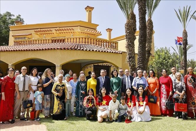 El presidente de la Asamblea Nacional, Tran Thanh Man, y su esposa posan para una foto con el personal de la Embajada de Vietnam y miembros de la comunidad coterránea en Marruecos. (Foto: VNA) uuide38c1435-5e09-49c0-af72-729d5efc2f4acode001library1type1mode1loctruecaptrue.jpg