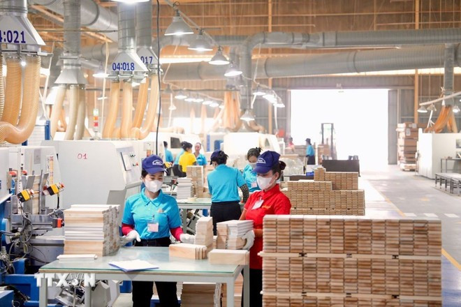 Italy-Asia Door Technology Co., Ltd. inició la producción a principios de año con mil trabajadores presentes en la fábrica de la ciudad de Tan Uyen, provincia de Binh Duong. (Foto: VNA) nha-may.jpg