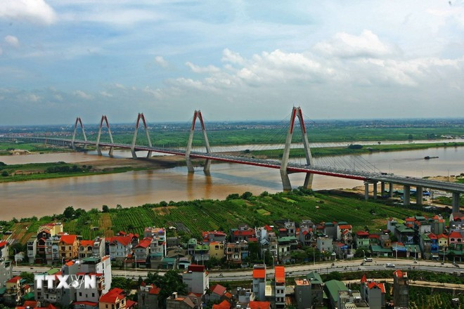 Puente Nhat Tan - el puente atirantado más grande de Vietnam en la actualidad, sobre el Río Rojo - un regalo del pueblo japonés con motivo del 60 aniversario de la liberación de Hanoi (10 de octubre de 1954 - 2014). (Foto: VNA) cau-nhat-tan-quan-he-viet-nam-nhat-ban-3.jpg