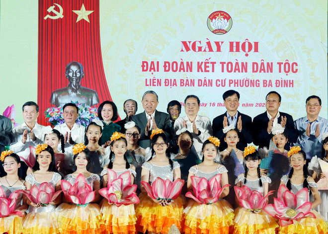 vna-potal-tong-bi-thu-va-chu-tich-quoc-hoi-du-ngay-hoi-dai-doan-ket-tai-phuong-ba-dinh-ha-noi-8411631.jpg
