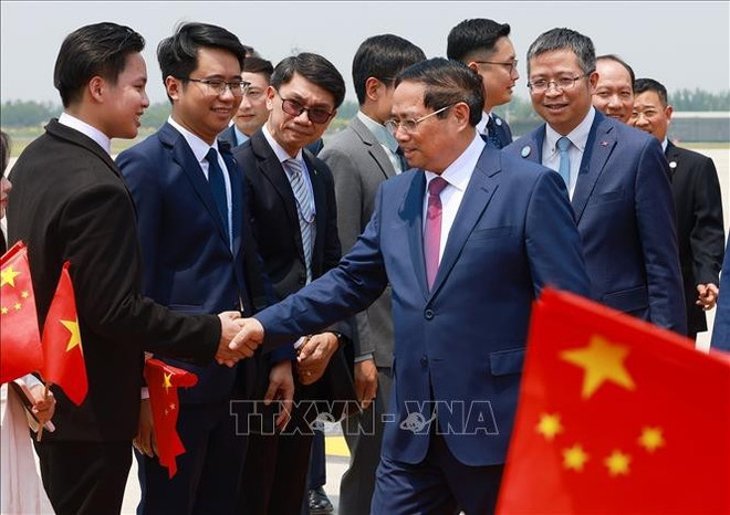 El primer ministro vietnamita, Pham Minh Chinh, llega a Tianjin para su participación en la XVI Reunión Anual de los Nuevos Campeones del Foro Económico Mundial y su visita de trabajo a China (Foto: VNA) vna-potal-thu-tuong-bat-dau-chuyen-tham-du-hoi-nghi-thuong-nien-cac-nha-tien-phong-lan-thu-16-cua-wef-va-lam-viec-tai-trung-quoc-stand-2.jpg