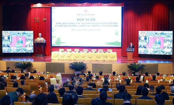 thu-tuong-du-hoi-nghi-trien-khai-nhiem-vu-nganh-ngoai-giao-nam-2025-stand-7815.jpg