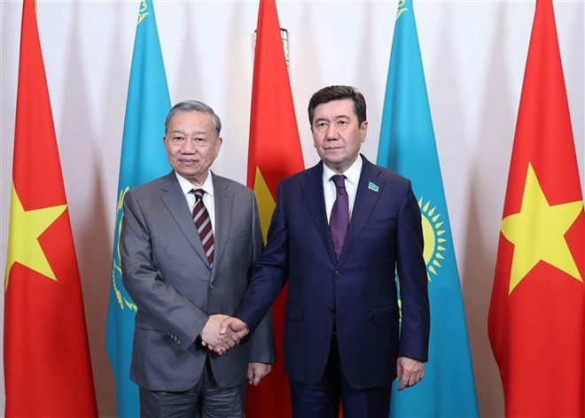 El secretario general del Partido Comunista de Vietnam, To Lam, y el presidente de la Cámara Baja de Kazajistán, Yerlan Koshanov. (Foto: VNA) vna-potal-tong-bi-thu-to-lam-hoi-kien-chu-tich-ha-vien-kazakhstan-8016316.jpg