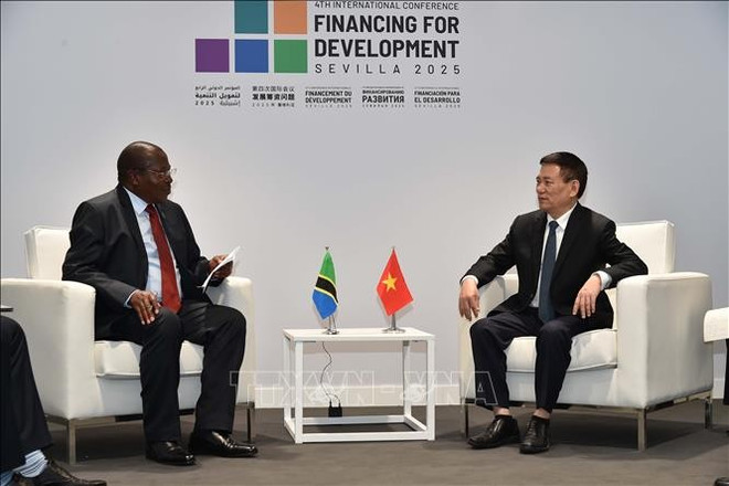 El viceprimer ministro Ho Duc Phoc se reúne con el vicepresidente tanzano, Philip Isdor Mpango. (Foto: VNA) tanzania-020725.jpg