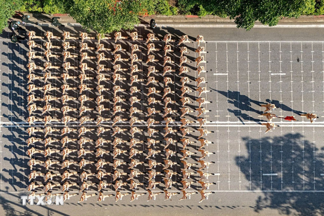 La fuerza policial ensaya conjuntamente, lista para el desfile conmemorativo del 80º aniversario de la Revolución de Agosto y el Día Nacional. (Foto: VNA) cong-an-nhan-dan-2.jpg
