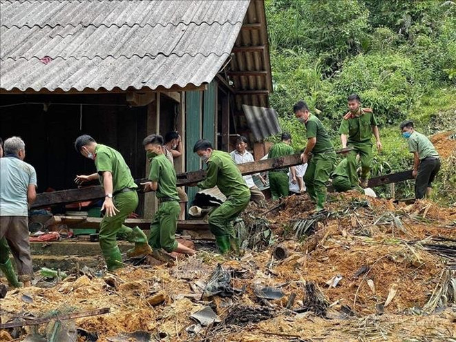Las fuerzas de policía ayudan a los habitantes de la aldea Khau Phieng (provincia de Tuyen Quang) a superar las consecuencias causadas por las lluvias intensas e inundaciones. (Foto: VNA) cong-an-180825-1.jpg