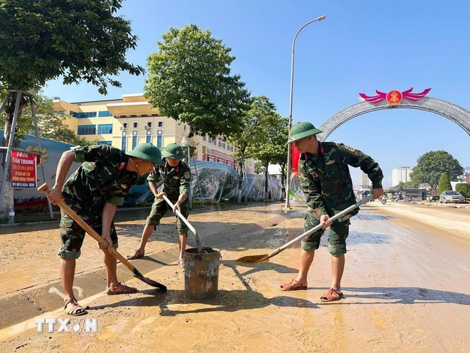 Oficiales y soldados del Comando Militar de la provincia de Thai Nguyen ayudan a las autoridades locales a limpiar las calles tras inundaciones (Foto: VNA) thai-nguyen-sau-lu-5.jpg