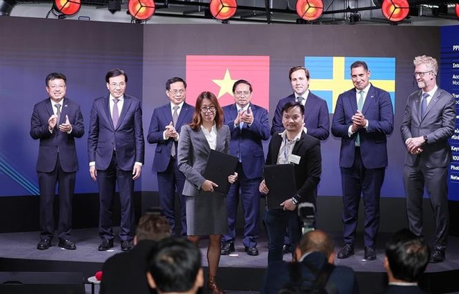 El primer ministro Pham Minh Chinh presencia la entrega de acuerdos de cooperación entre empresas vietnamitas y suecas. (Foto: VNA) vna-potal-thu-tuong-pham-minh-chinh-du-dien-dan-kinh-te-viet-nam-thuy-dien-8088838.jpg