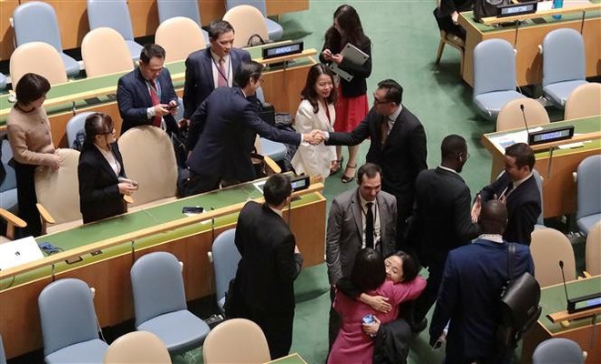 Varios Estados miembros de la ONU felicitan a Vietnam por el alto número de votos obtenidos. (Foto: VNA) vna-potal-viet-nam-tai-dac-cu-vao-hoi-dong-nhan-quyen-lhq-nhiem-ky-20262028-8339264.jpg