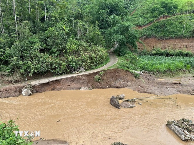 Las fuertes lluvias dañan la infraestructura y los sistemas de tráfico. (Foto: VNA) lu-quet-resize.jpg