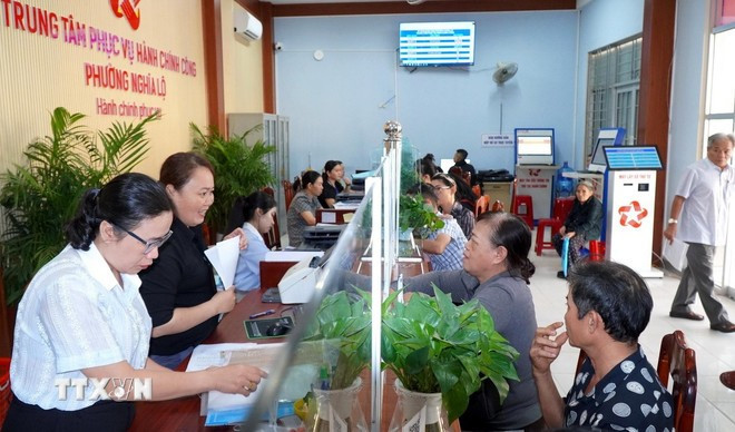Los ciudadanos acuden a realizar trámites administrativos en el Centro de Servicios Administrativos Públicos del barrio Nghia Lo, provincia de Lao Cai. (Foto: VNA) tinh-gon-3.jpg