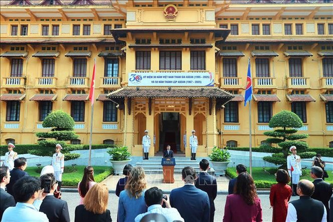 El viceministro permanente de Relaciones Exteriores, Nguyen Minh Vu, pronuncia un discurso en el evento (Foto: VNA) ngay-thanh-lap-asean.jpg