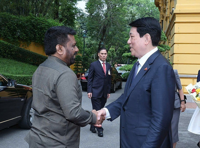 El presidente de Vietnam, Luong Cuong, (a la derecha) recibe a su homólogo esrilanqués, Anura Kumara Dissanayaka. (Foto: VNA) vna-potal-chu-tich-nuoc-chu-tri-le-don-chinh-thuc-tong-thong-sri-lanka-8012795.jpg