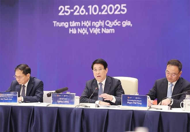 El presidente Luong Cuong (en el centro) habla en el evento (Foto: VNA) vna-potal-chu-tich-nuoc-chu-tri-tong-duyet-le-mo-ky-cong-uoc-ha-noi-8356761.jpg