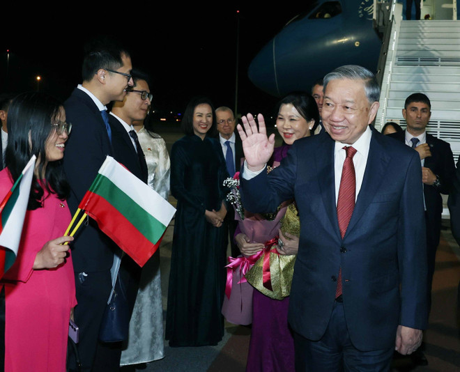 Ceremonia de bienvenida al secretario general To Lam y su esposa en el Aeropuerto Internacional de Sofía. (Foto: VNA) vna-potal-tong-bi-thu-to-lam-va-phu-nhan-bat-dau-chuyen-tham-chinh-thuc-bulgaria-8355854.jpg