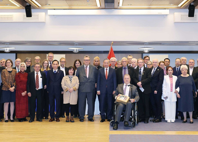 El secretario general del Partido Comunista de Vietnam, To Lam, y los delegados en el encuentro (Foto: VNA) vna-potal-tong-bi-thu-to-lam-tiep-hoi-huu-nghi-phan-lan-viet-nam-va-nhom-chuyen-gia-phan-lan-tung-tham-gia-cac-du-an-ho-tro-tai-viet-nam-8355507.jpg