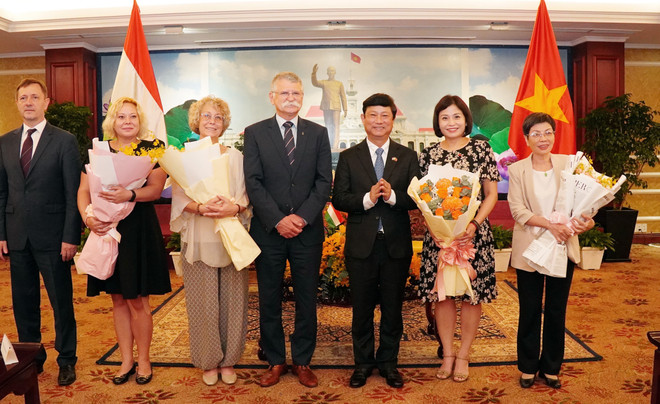 Vo Van Minh, subsecretario del Comité del Partido y presidente del Consejo Popular de Ciudad Ho Chi Minh, y el presidente de la Asamblea Nacional de Hungría, Kover Laszlo. (Foto: VNA) vna-potal-chu-tich-quoc-hoi-hungary-den-tp-ho-chi-minh-bat-dau-chuyen-tham-chinh-thuc-viet-nam-8347473.jpg