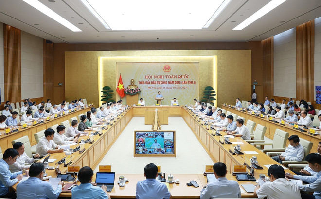 El primer ministro Pham Minh Chinh preside el evento (Foto: VNA) vna-potal-thu-tuong-chu-tri-hoi-nghi-toan-quoc-lan-thu-4-ve-thuc-day-dau-tu-cong-nam-2025-8346474.jpg