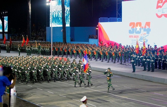 Las Fuerzas Armadas de Laos participan en el segundo desfile militar y entrenamiento de marcha en la calle Le Duan, Distrito 1, Ciudad Ho Chi Minh. (Foto: VNA) viet-lao.jpg