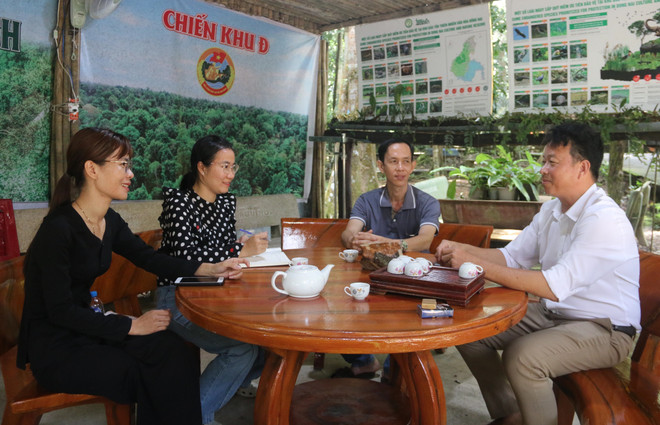Reporteros de VNA conversan con personas que trabajan en la base revolucionaria D sobre la historia de la Agencia Informativa de Liberación. (Foto: VNA) vna-potal-dong-thong-tin-chinh-thong-tu-chien-khu-d-8254253.jpg