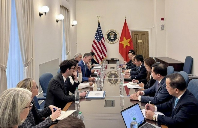 El ministro de Industria y Comercio, Nguyen Hong Dien, y el representante comercial de Estados Unidos, Jamieson Greer, durante las negociaciones en Washington (Foto: VNA) dam-phan-viet-nam-hoa-ky-2.jpg