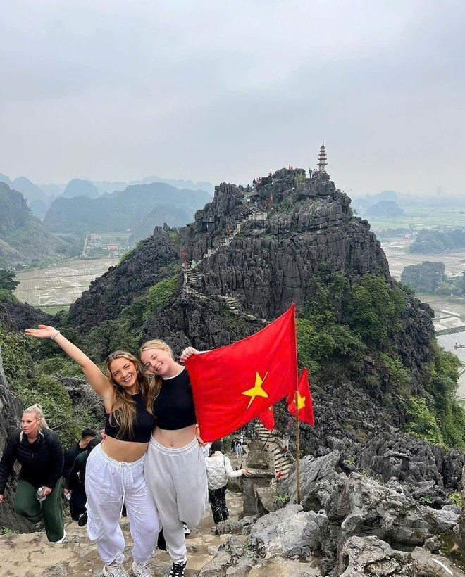 Los turistas internacionales visitan Hang Mua en Ninh Binh. (Foto: Vietnam+) du-khach-quoc-te-thich-thu-trai-nghiem-hang-mua-o-ninh-binh-anh-vietnam.jpg