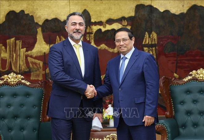 El primer ministro vietnamita, Pham Minh Chinh, y el vicepresidente de la Autoridad de Inversiones de Omán, Sheikh Nasser bin Suliman Al Harthi. (Foto: VNA) vna-potal-thu-tuong-tiep-pho-chu-tich-co-quan-dau-tu-oman-stand-1.jpg