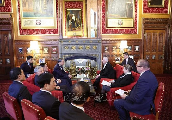 Durante el encuentro entre el secretario general del Partido Comunista de Vietnam, To Lam, y el presidente de la Cámara de los Comunes del Reino Unido, Lindsay Hoyle. (Foto: VNA) ct-ha-vien-2.jpg
