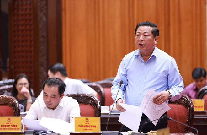 El ministro de Construcción, Tran Hong Minh, habla en el evento (Foto: VNA) vna-potal-thu-tuong-chu-tri-cuoc-hop-ve-trien-khai-chien-dich-xay-dung-truong-hoc-cho-cac-xa-bien-gioi-8175077.jpg