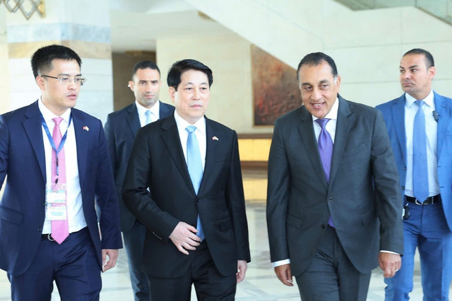 El presidente de Vietnam, Luong Cuong, se reúne con el primer ministro de Egipto, Mostafa Madbouly. (Foto: VNA) vna-potal-chu-tich-nuoc-luong-cuong-hoi-kien-thu-tuong-ai-cap-8192313.jpg