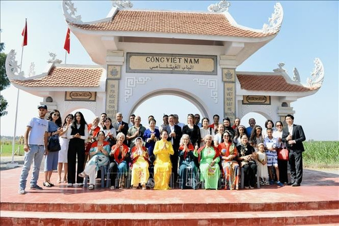 La señora Nguyen Thi Thanh Nga y miembros de la comunidad vietnamita en Marruecos posan foto ante la Puerta de Vietnam. (Foto: VNA) uuid0f3e91b3-fb2c-4635-a669-a5dfb6695d66code001library1type1mode1loctruecaptrue.jpg