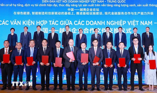 El acto de intercambio de acuerdos de cooperación entre empresas vietnamitas y chinas en el Foro (Foto: VNA) thu-tuong-dien-dan-doanh-nghiep-viet-nam-trung-quoc-8.jpg