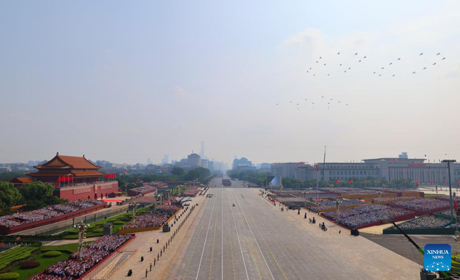 Escena del desfile militar que celebra el 80.º aniversario de la victoria sobre el fascismo en la plaza de Tiananmen, Beijing. (Foto: Xinhua) duyet-binhi-03092025-01.jpg