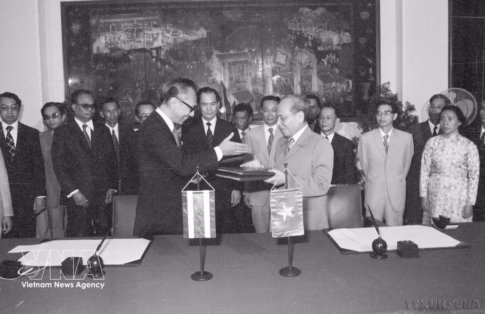 El ministro de Relaciones Exteriores de Vietnam, Nguyen Duy Trinh, y su homólogo tailandés, Bhichai Rattakul, firman el 6 de agosto de 1976 en Hanoi el comunicado conjunto sobre el establecimiento de relaciones diplomáticas entre ambos países. (Foto: VNA)