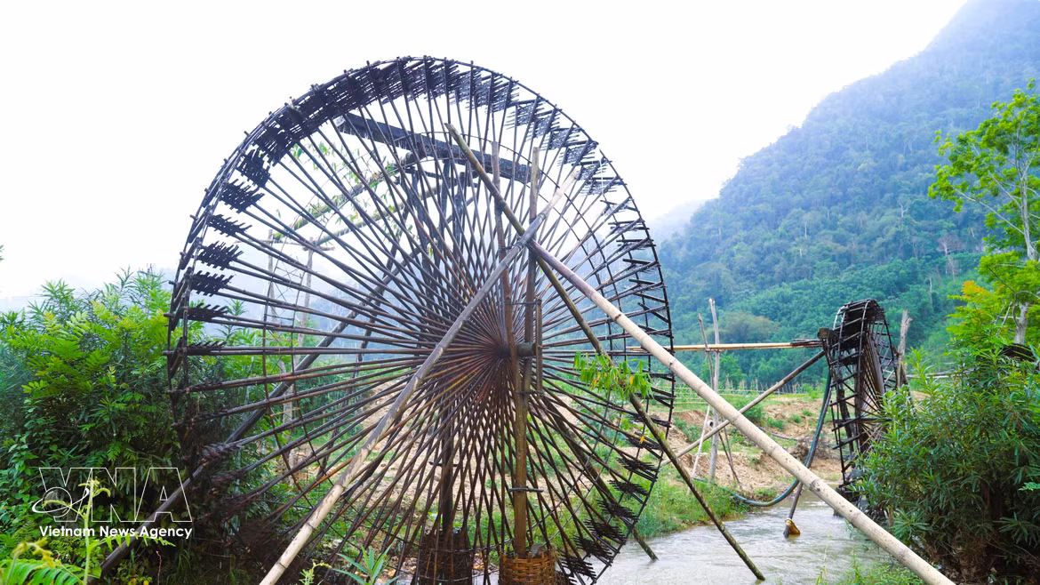 El pueblo Thai en el valle de Binh Chuan fabrica y utiliza estas gigantescas norias de agua que transportan el líquido día y noche desde los arroyos hacia las alturas, irrigando los campos mediante un sistema de flujo por gravedad. (Foto: VNA)