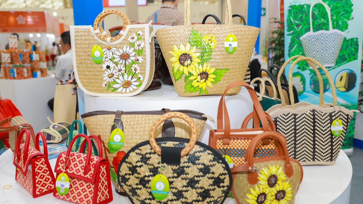 Productos elaborados con materiales ecológicos como bolsos de junco y pajitas de hierba de la Cooperativa de Mujeres de Phu My, provincia de An Giang. Foto: VNA