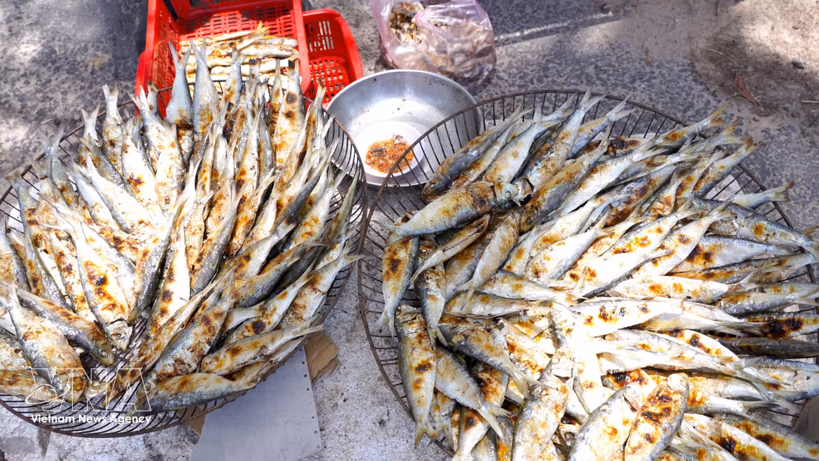 El oficio de vender sardinas asadas de las mujeres costeras de Quang Tri