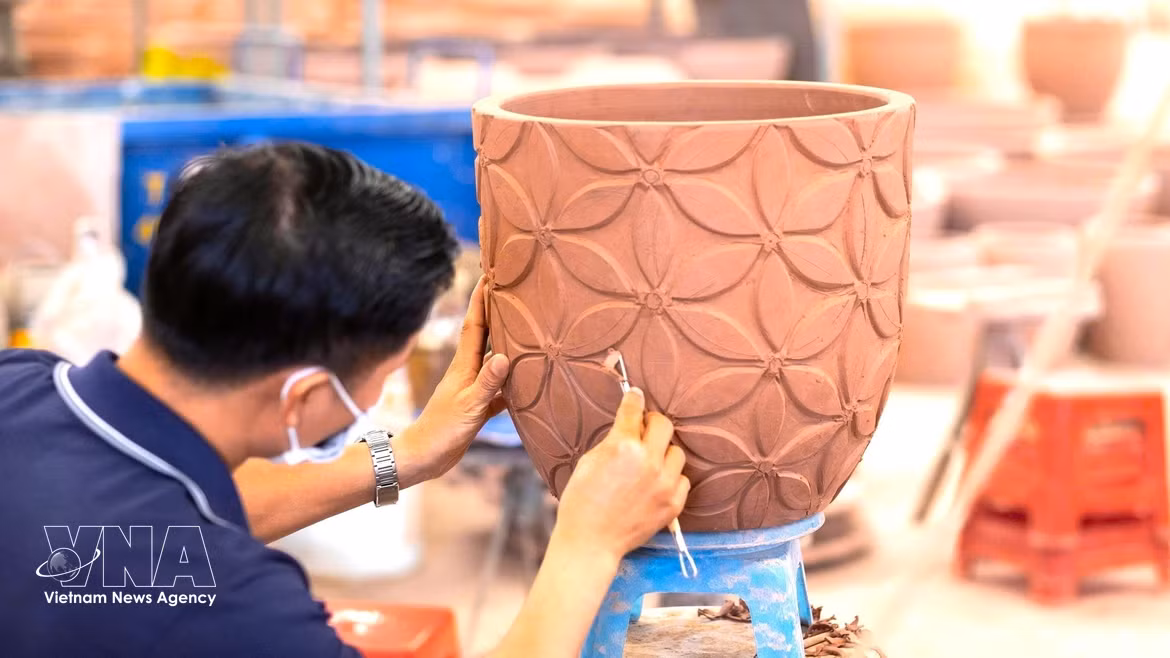 Los motivos decorativos tradicionales de la cerámica se preservan y evolucionan en el entorno urbano moderno. (Foto: VNA)