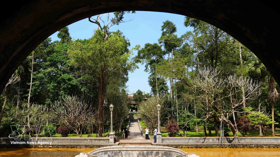 Camino hacia la Sala Principal de la Pagoda Tu Hieu visto desde la entrada principal. (Foto: VNA)