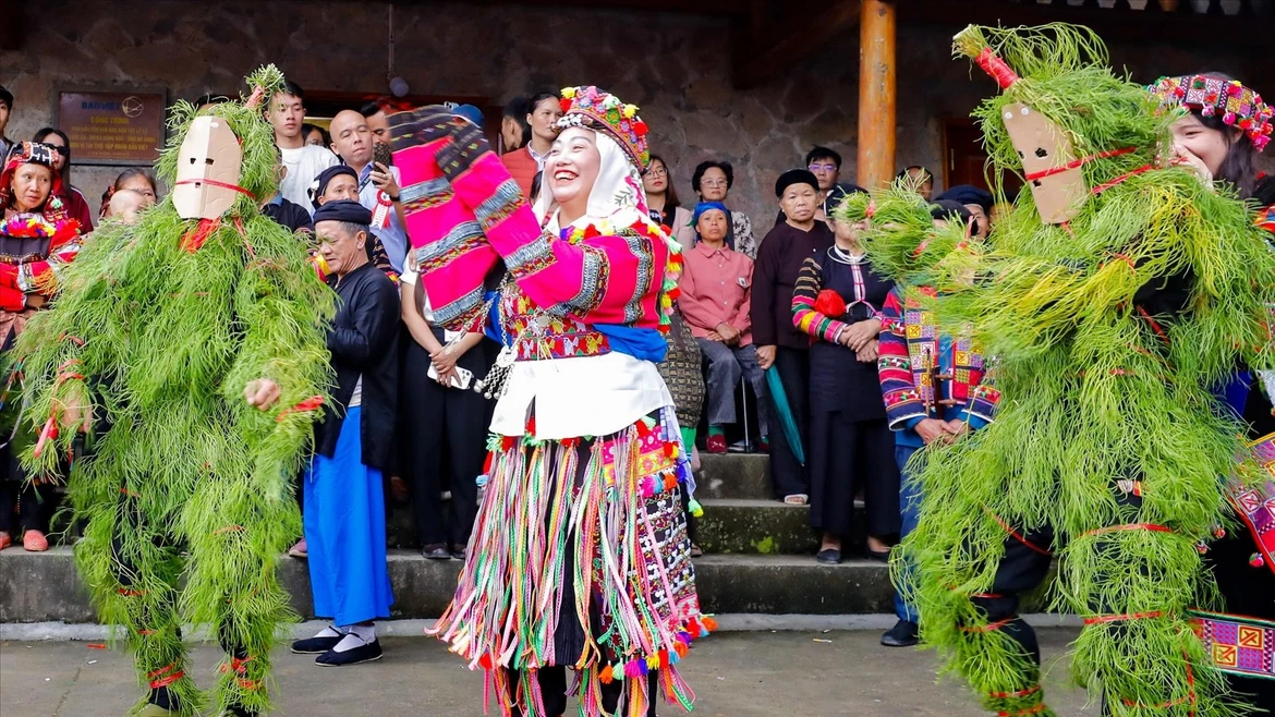 Durante la ceremonia de ofrenda a los antepasados del pueblo Lo Lo en la aldea de Lo Lo Chai, hay una representación de los Hombres de Paja– jóvenes que visten trajes trenzados de paja y llevan máscaras. Los Hombres de Paja son un símbolo que conmemora a los antepasados que fundaron la aldea en los tiempos primitivos del pueblo Lo Lo. Foto: VNA